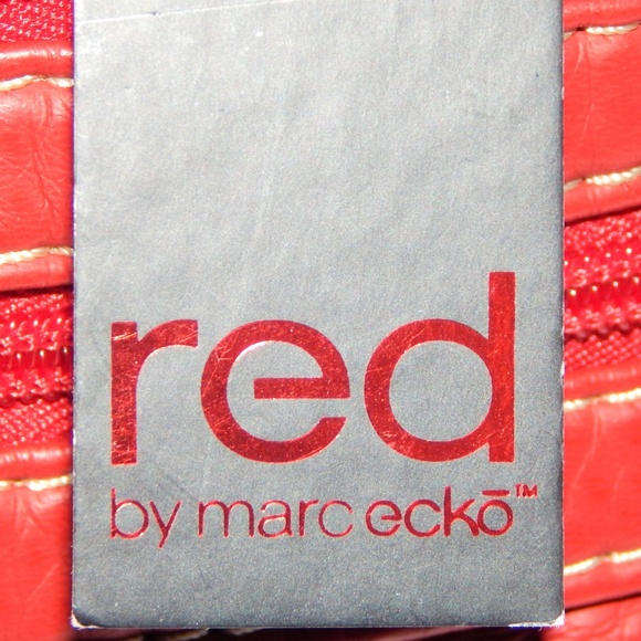 NWT Bag Marc Echo "Red" medium Size 2 Large Zip Pockets DISCOUNT SHIPPING!! - Picture 8 of 8